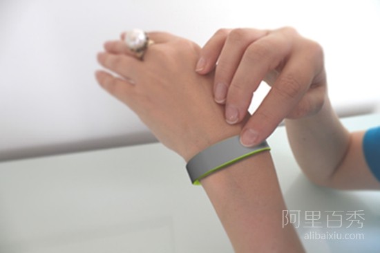 情侣智能感应手环,不在一起也能传递情感--置顶表情